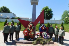 Vozlozhenie-cvetov-k-memorialu-voinam-stanichnikam-na-9-maya